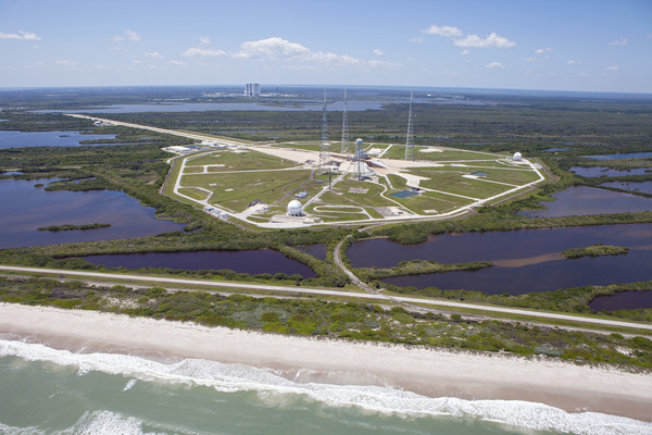 تظهر الصورة منصة الإطلاق 39B في مركز كينيدي، والتي كانت الموقع الذي انطلقت منه الكثير من بعثات أبولو وبرنامج مكوك الفضاء. وسيكون مستقبلا موقعًا لاقلاع أورايون Orion و[1] SLS   المصدر: NASA