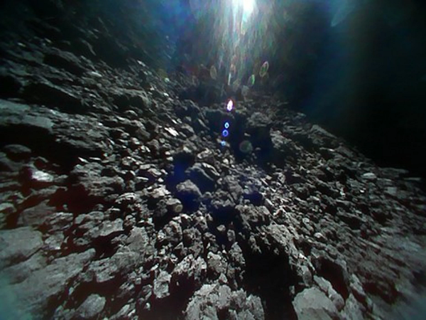 صورة للكويكب ريوجو مباشرة قبل القفز فوق سطح الكويكب في 22 سبتمبر 2018 الساعة 8:46 مساء بتوقيت شرق الولايات المتحدة. حقوق الصورة: JAXA