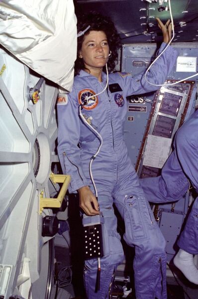 سالي رايد على متن مكوك الفضاء تشالنجر خلال مهمة STS-7، في 24 يونيو/حزيران 1983. حقوق الصورة: ناسا