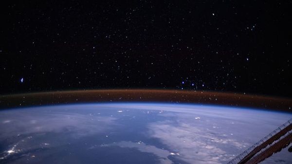 مشهد لأفق الأرض مأخوذ من على متن محطة الفضاء الدولية. نُشرت هذه الصورة كمنشور على مدونة محطة فضاء ناسا في (11 مارس/آذار 2020).  حقوق الصورة:NASA .