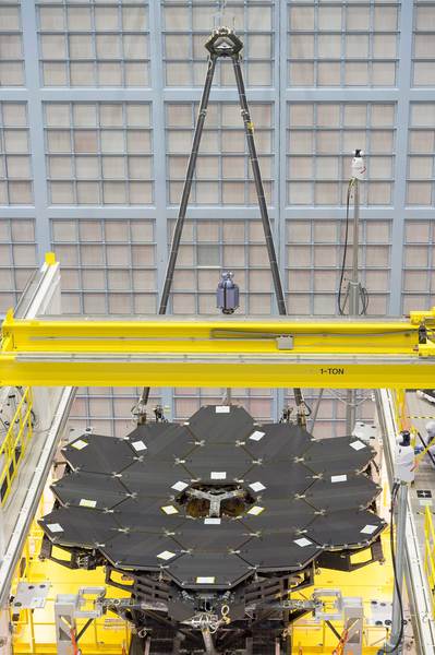نرَى في هذه الصورة النَّادرة المرايا الـ 18 وهي مُثبتة بالكامل على هيكل تلسكوب جيمس ويب الفضائي في مركز جودارد لرحلات الفضاء التابع لناسا في غرينبيلت بولاية ميريلاند.  المصدر: NASA/Chris Gunn