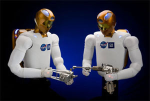 يستخدم الروبونوت الأدوات المصممة لتستخدم من قبل رواد الفضاء