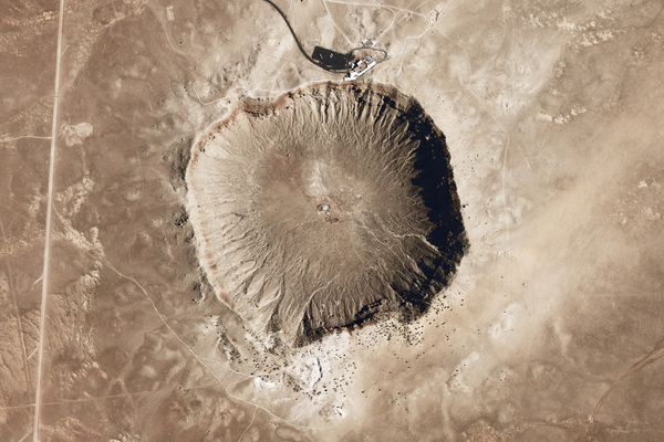 فوهة بارنجر النيزكية: هي فوهة نتجت عن التصادم مع نيزك قبل حوالي 50000 سنة، ويبلغ قطرها 1.1 كيلومتر، ولها عمق يصل إلى 200 متر. حقوق الصورة: U.S. Geological Survey