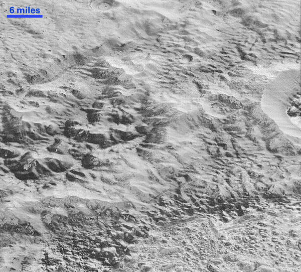المناطق الوعرة على سطح بلوتو: تكشف هذه الصورة الجديدة التي التقطتها مركبة نيو هورايزنز كيف أن التصدع والانجراف ساهما في نحت هذا الجزء من قشرة بلوتو الجليدية، ومن ثم تحويلها إلى مناطق ذات تضاريس وعرة للغاية.  المصدر: NASA/JHUAPL/SwRI