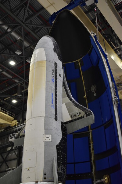 يبلغ طول طائرة الفضاء X-37B حوالي 29 قدمًا (8.8 مترا)، وهي تشبه مكوك الفضاء المصغر. تبعًا ل OTV_6، فقد حملت الطائرة الفضائية الآليّة وحدة خدمة جديدة تدعم المزيد من التجارب مع إقامة أطول في الفضاء. (حقوق الصورة: U.S. Air Force)