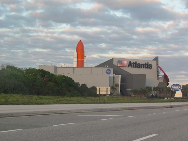 مقر مكوك الفضاء أتلانتس Atlantis الأخير في مركز كينيدي للفضاء كما يبدو من خارج مجمّع الزوار