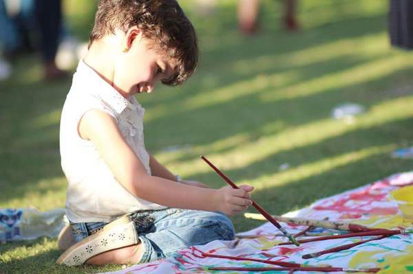 مشاركٌ صغير في نشاط الرسم الخاص بالأطفال وهو أحد فعاليات المهرجان