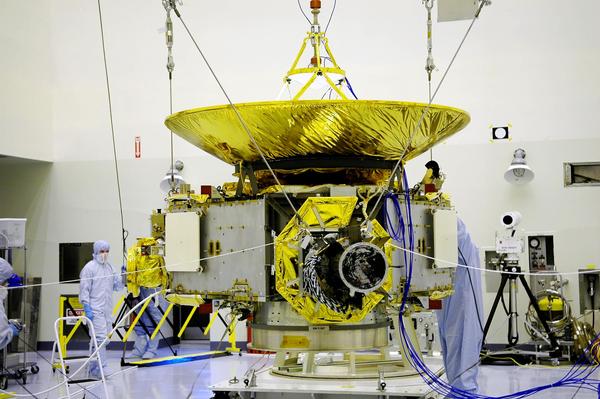 صورة للمركبة الفضائية في مركز كينيدي للفضاء