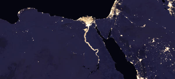 صورة مركبة لنهر النيل والمنطقة المجاورة في الليل، 2016. حقوق الصورة: NASA Earth Observatory images by Joshua Stevens, using Suomi NPP VIIRS data from Miguel Román, NASA's Goddard Space Flight Center