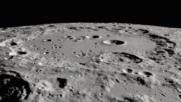 فوهة كلافيوس على سطح القمر بعدسة مركبة الاستطلاع المدارية القمرية LRO التابعة لناسا. اكتشف مرصد صوفيا جليداً مائياً في مناطق مُظللة في هذا الموقع القمري المُضاء بأشعة الشمس. حقوق الصورة: NASA/ Moon Trek / USGS / LRO