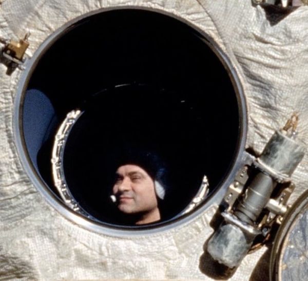 يحمل رائد الفضاء الروسي فاليري بولياكوف Valeri Polyakov الرقم القياسي لأطول رحلة فضائية. إذ قضى 438 يوماً متواصلاً في الفضاء، وعاد إلى الأرض في 22 مارس/آذار 1995. حقوق الصورة: NASA