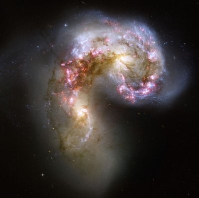 مليارات النجوم تشكلت من خلال اصطدام المجرات الهوائية Antennae galaxies. التقطت هذه الصورة بواسطة تليسكوب هابل.