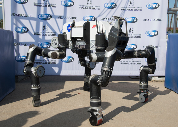 مظهر روبوسيميان الطويل كان فريدًا إلى حد ما بين التنافسين في نهائي الروبوتات، حيث معظمهم ذوي قدمين حقوق الصورة: JPL_معهد كاليفورنيا للتكنولوجيا (Caltech)