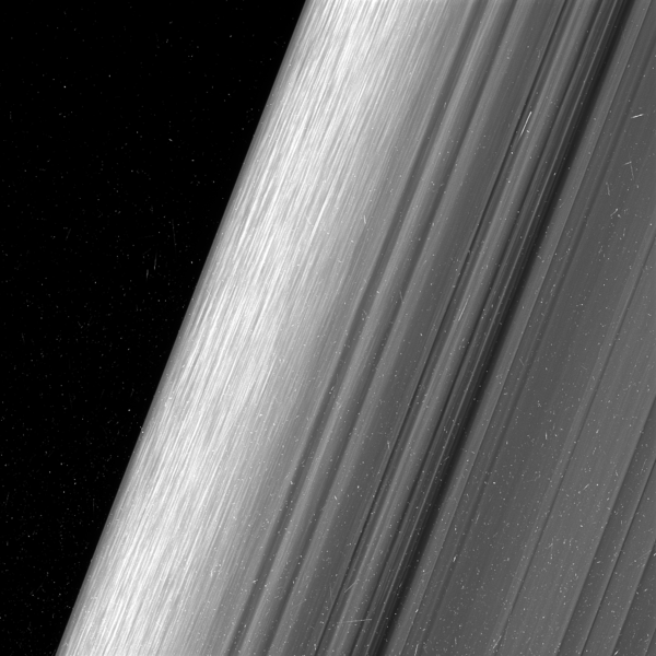 تظهر هذه الصورة منطقة من حلقة زحل الخارجية B. وقد شاهدت مركبة كاسيني الفضائية هذه   المنطقة بمستوى دقة أعلى بمرتين مما تم رصده سابقًا. حقوق الصورة: NASA/JPL-Caltech/Space Science Institute