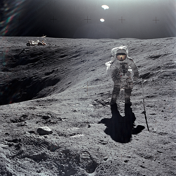 يظهر رائد الفضاء Charles M. Duke Jr يجمع عينات من على سطح القمر، ومعه المركبة القمرية الجوالة خلال بعثة أبولو 16. حقوق الصوررررررة: NASA
