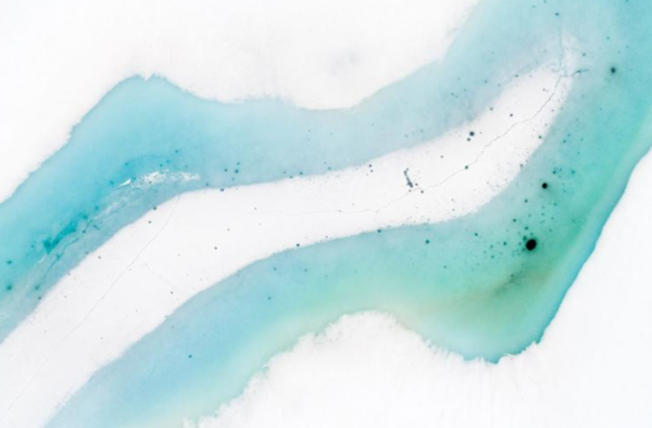 يذوب الجليد على بحيرة جبلية. تتجمد البحيرات في جميع أنحاء العالم أقل وأقل بمرور الوقت، وفي غضون بضعة عقود، قد تفقد الآلاف من البحيرات في جميع أنحاء العالم غطاءها الجليدي في فصل الشتاء تماماً. حقوق الصورة: Photograph By Orsolya Haarberg, Nat Geo Image Collection