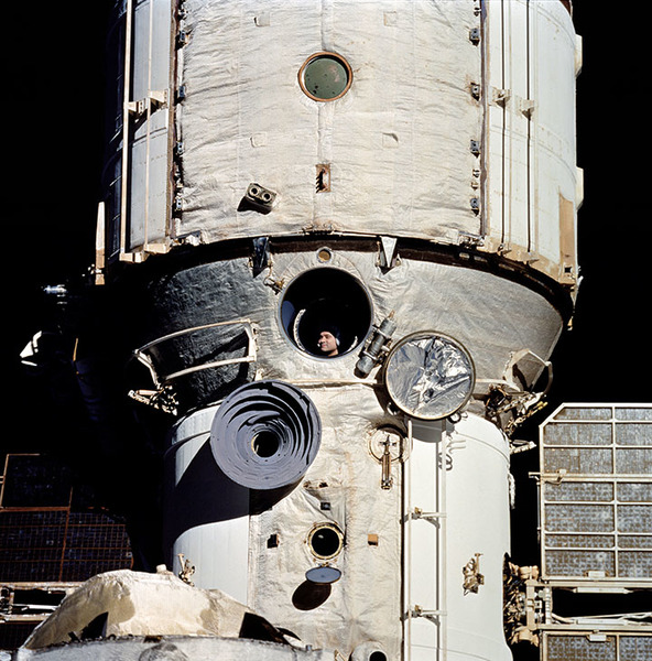 نرى في الصورة رائد الفضاء الروسي فاليري .ف. يولياكوف Valery V. Polyakov وهو على متن محطة الفضاء الروسية مير Mir.المصدر: NASA