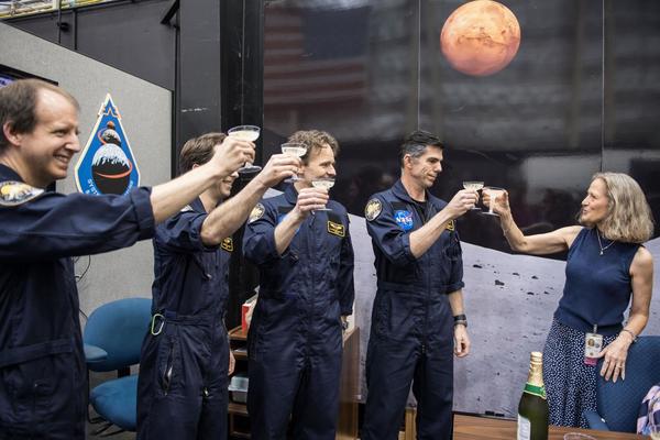 ليزا سبينس Lisa Spence، مديرة مشروع الطيران التناظري، تشرب عصير العنب مع طاقم هيرا 13 نخب النهاية الناجحة لمهمة الـ 45 يومًا الأولى.  حقوق الصورة: NASA.
