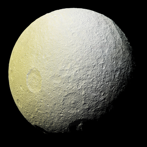 تُظهِر هذه الصورة الفسيفسائية مُحسَّنة اللون لقمر تيثيس تضاريس أبعد قليلاً نحو الجنوب الغربي من الصور التي اُلتقِطت قبل بضع ساعات من هذه الصورة.