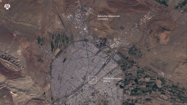 منظر علوي لمدينة قم في إيران، كما يُشاهَد من القمر الصناعي "سينتينيل-2" التابع لـ "برنامج كوبرنيكوس" في يوم 27 فبراير/شباط 2020.  حقوق الصورة: (Satellite image ©2020 Maxar Technologies).