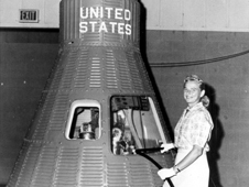 جيري كوب تقف إلى جانب كبسولة سفينة الفضاء (Mercury)، ومع أنها لم تذهب إلى الفضاء إلا أن كوب و24 أخريات خضعن لامتحان لياقةٍ بدنيةٍ مماثلٍ لامتحان رواد (Mercury)، معتقدةً أنها ستصبح رائدة فضاء متدربة.  المصدر: NASA