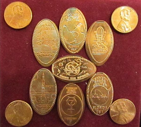 قطع من معدن الزنك والنحاس التي كانت قبلًا نقودًا من فئة السنت الواحد تظهر عليها النقوش الجديدة