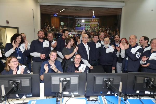 صورة لأعضاء فريق سبيسيل وشركة صناعات الفضاء الإسرائيلية أثناء احتفالهم بنجاح مركبة بيريشيت بالدخول في مدارٍ حول القمر في 4 أبريل/نيسان 2019.  حقوق الصورة: سبيسيل