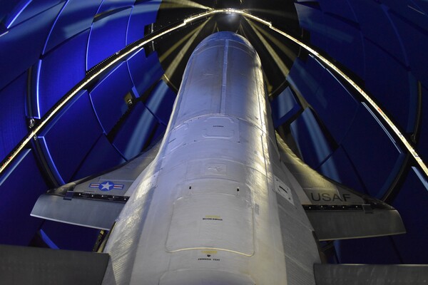 تظهر مقدمة طائرة الفضاء X-37B، وهي مازالت عالقة داخل أغطية الحمولة في مقدمة صاروخ "أطلس في" خلال الإطلاق الذي تم في 17 أيار/مايو 2020. (حقوق الصورة: U.S. Air Force)