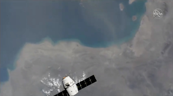 ألتقطت هذه الصورة من على متن محطة الفضاء الدولية أثناء تحليق مركبة الشحن دراغون CRS-18 التابعة لسبيس إكس فوق خطٍ لساحلي للأرض، وذلك خلال عملية الإلتقاء بين المركبين في 27 يوليو/تموز، 2019. حقوق الصورة: NASA