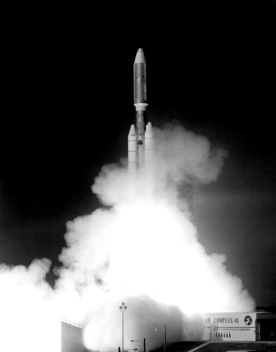 تُظهِر هذه الصورة الملتقطة يدوياً في 5 أيلول/سبتمبر عام 1977 إطلاق مركبة الفضاء فوياجر 1 من مركز كينيدي الفضائي التابع لناسا في قاعدة كيب كانافيرال بولاية فلوريدا.