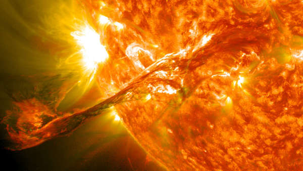 تدفقات كتلية إكليلية وقوية تظهر خارجةً من الشمس في 31 أغسطس/آب 2012، ناسا NASA.