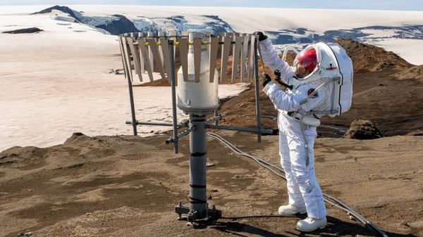 يقوم أحد أعضاء الفريق في آيسلندا مرتدياً بدلة الفضاء التناظرية MS1 Mars باختبار البدلة أثناء استكمال أنشطة تناظرية قد تُنفَّذها يومًا على المريخ. (حقوق الصورة: Dave Hodge/Unexplored Media)
