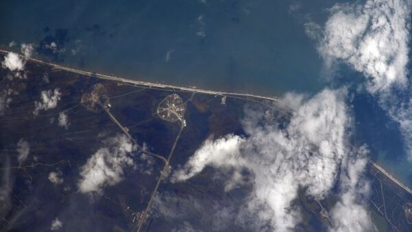 التقط رائد الفضاء الروسي إيفان فاجنر هذه الصورة لمركز الإطلاق في كاب كانافيرال، في ولاية فلوريدا من محطة الفضاء الدولية قبيل دقيقتين تقريباً من إطلاق سبيس إكس للمهمة التجريبية ديمو-2 من هناك في 30 أيار/مايو 2020.