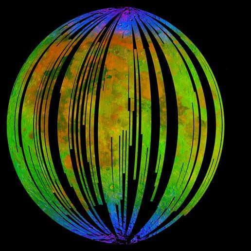 صورة طيفية جمعها راسم خرائط توزع المعادن على سطح القمر (M3) الموجود على متن بعثة شاندريان الهندية التابعة لوكالة ناسا، وتظهر هذه الصورة وجود الماء في المناطق القطبية للقمر. Credit: ISRO/NASA/JPL-Caltech/Brown University/USGS 