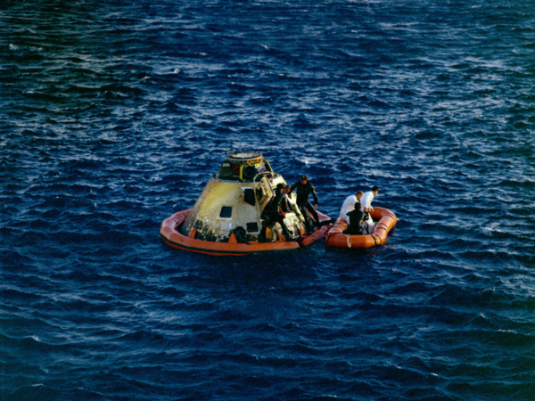هبوط أبولو 10 في المحيط الهادئ. حقوق الصورة: NASA
