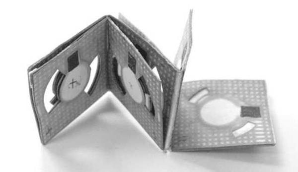 فن الأوريغامي، وهو فن ياباني لطيّ الورق، كان مصدرَ إلهام لتصميم بطاريات تعمل بطاقة البكتريا. حقوق الصورة: Binghamton University/Seokheun Choi.