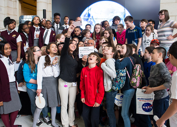 سيلفي لمدير ناسا تشارلز بولدون مع الطلاب الذين حضروا يوم الأرض يرعاية ناسا