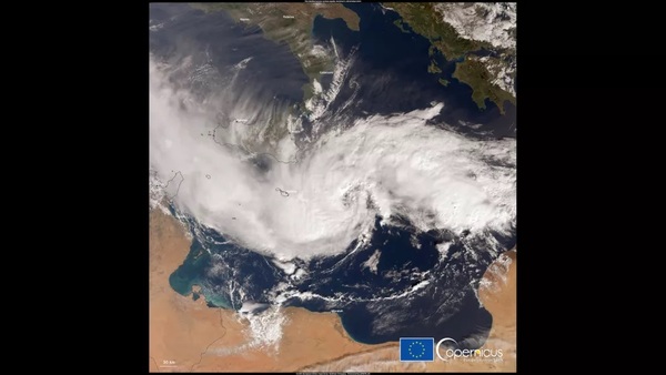 ستشهدُ أوروبا ظَواهرُ طَقسيَّة مُتطرِفَة أكْثرَ تِكْرَاراً بِفعلِ الاِحترارِ السَريعِ. هذه صورة لعاصفة نادرة شبيهة بالإعصار تشكلت فوق البحر الأبيض المتوسط في أيلول/سبتمبر 2021. (حقوق الصورة: Copernicus)