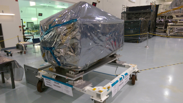 المراجعة: أُرسلت حمولة ISS-CREAM إلى مركز كيندي للفضاء التابع لوكالة ناسا، في آب/ أغسطس 2015. تُظهر الصورة جهاز الكشف مغلفاً بطبقات من البلاستيك لحماية الإلكترونيات الحساسة خلال الشحن. مصدر الصورة: المختبر الفيزيائي للأشعة الكونية في جامعة ميريلاند.