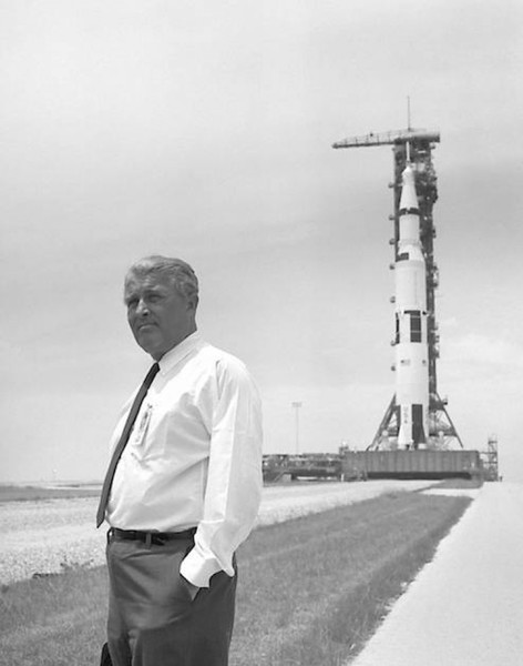 فيرنر فون براون مع صاروخ Saturn V. حقوق الصورة: NASA
