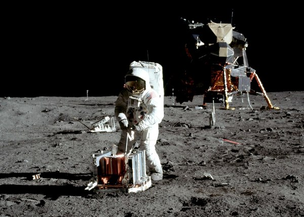 أثبتت تجارب المشي الفضائي في مدارات حول الأرض أنها مفيدة في التحضير للأنشطة خارج المركبة والتي ستجري على القمر، والمشهورة بـ "المشي على القمر". في 20 تموز/يوليو، 1969، قام بز ألدرين Buzz Alrdrin ، طيار المركبة القمرية أبولو 11، بنشر حزمة التجربة الزلزالية اللامنفعلة في بحر السكون Sea of Tranquility على القمر. Credits: NASA/Neil Armstrong.