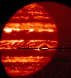 البقعة الداكنة في وسط هذه الصورة للأشعة تحت الحمراء هي البقعة الحمراء العظيمة للمشتري. إنها مظلمة بسبب السحب السميكة التي تحجب الأشعة الحرارية. يشير الشريط الأصفر إلى الجزء من البقعة الحمراء العظيمة المستخدم في تحليل الفيزيائي الفلكي غوردون بيوراكر. حقوق الصورة: Gordon Bjoraker/NASA's Goddard Space Flight Center