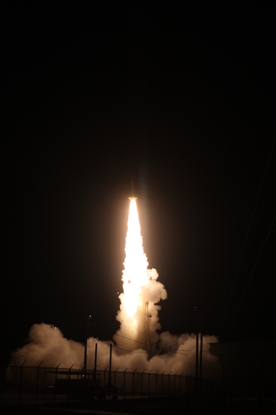 : انطلاق صاروخ السبر DXL من منطقة الرمال البيضاء للصواريخ في نيومكسيكو في 13 ديسمبر/كانون أول 2012، لدراسة مصدر محدد من الأشعة السينية رُصد بالقرب من الأرض. المصدر: White Sands Missile Range, Visual Information Branch