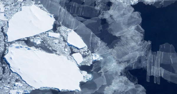 الانهيار الأكبر: تسببت عواصف المحيط الجنوبي عام 2016 برياح شديدة وحارة والتي حطّمت الجليد البحري الهش للقارة القطبية الجنوبية، وعملت على تسريع الذوبان الربيعي المُعتاد. حقوق الصورة: NASA ICE/Flickr (CC BY 2.0)