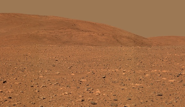 إظهار بألوان مقاربة للجزء الوسطي لتلال كولومبيا (Columbia Hills) ملتقطة بواسطة الكاميرا البانورامية لمسبار سبيريت الاستكشافي لكوكب المريخ التابع لناسا.