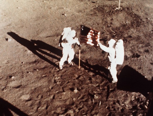 بعد حوالي عشرين دقيقة من خطوة آرمسترونغ الأولى على سطح القمر، ينضم إليه آلدرين ليصبح بذلك الإنسان الثاني الذي تطأ قدمه أرض القمر. حقوق الصورة: NASA