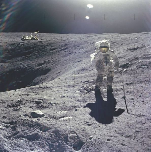 أصبح تشارلي ديوك Charlie Duke أصغر شخص يسير على القمر خلال مهمة أبولو 16. حقوق الصورة: ناسا