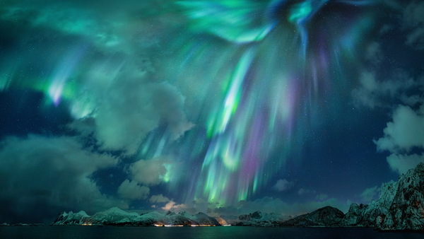 التقط المصور الألماني نيكولاس رومليت صورة «السيدة الخضراء» مرسومةً في الأضواء الشمالية في السماء فوق النرويج. (حقوق الصورة: نيكولاس رومليت).
