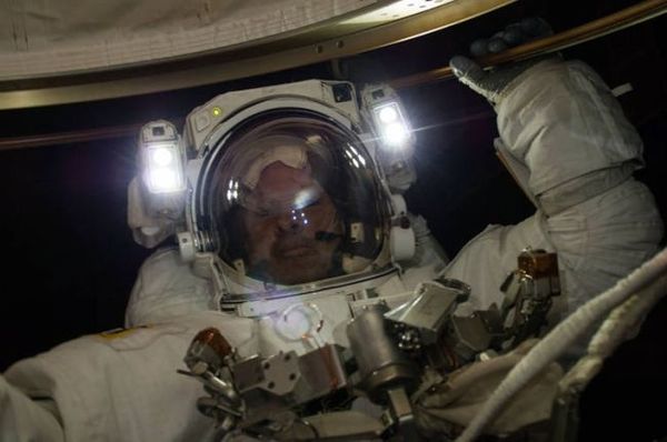 صورة: رائد الفضاء ستيڤن سوانسون أثناء عملية سير في الفضاء Spacewalk على متن محطة الفضاء الدولية، لاستبدال صندوق حاسوب تتابع احتياطي معطل في 22 إبريل/نيسان 2014.  (حقوق الصورة: NASA)