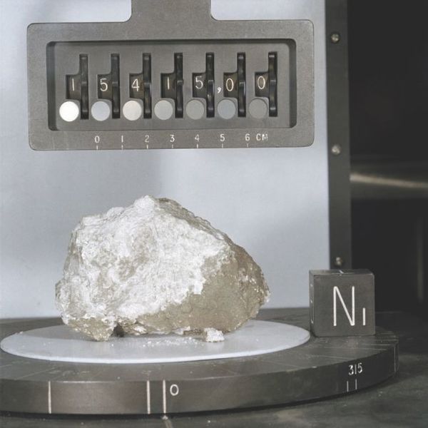 واحدة من مئات الصخور التي جُمعت خلال بعثات أبولو، والتي لا تزال قيد البحث حتى يومنا هذا. هذه إحدى أشهر الصخور "Genesis Rock" من رحلة أبولو 15. حقوق الصورة: ناسا